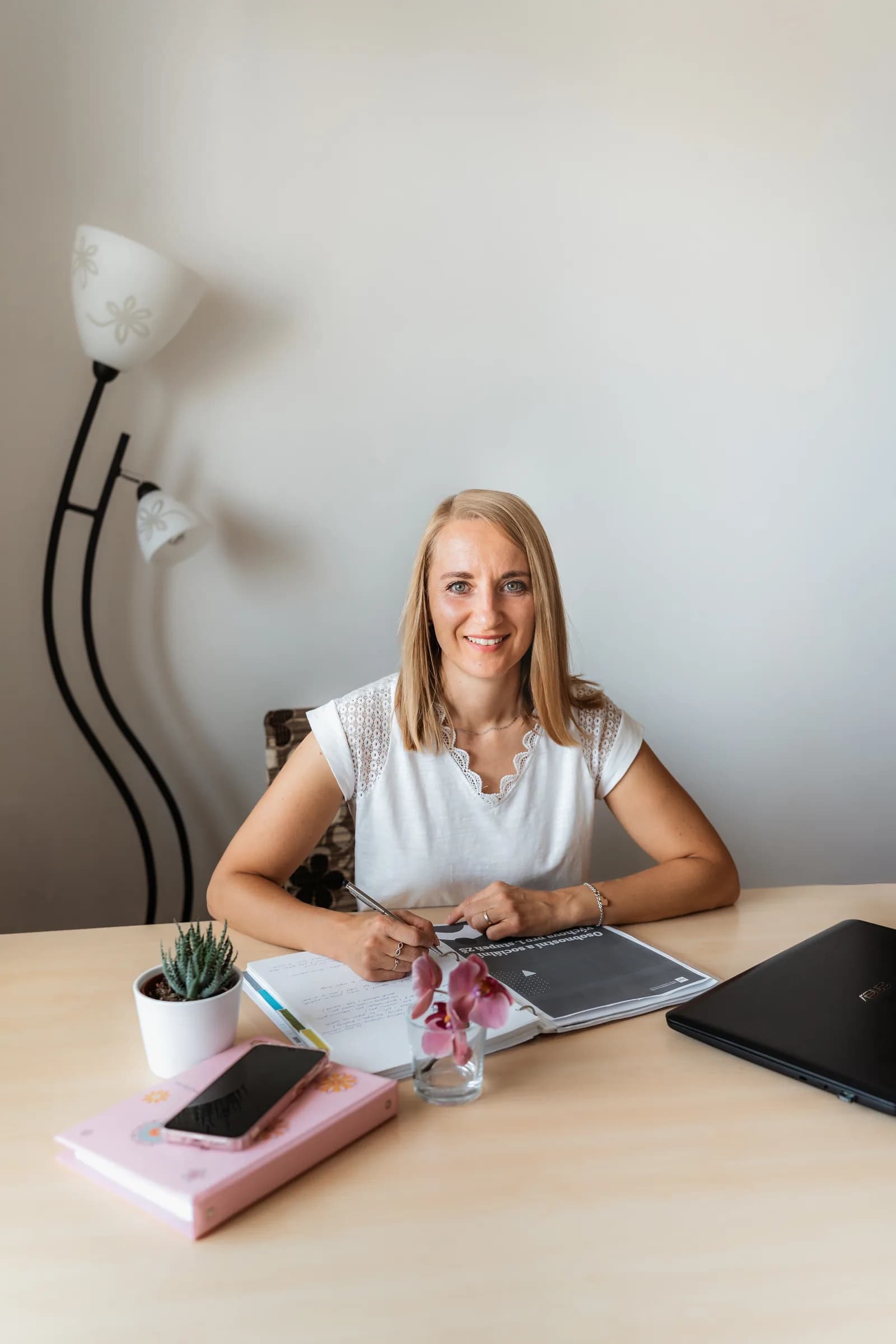Romana Hubáčková s deskami metodických materiálů v náručí