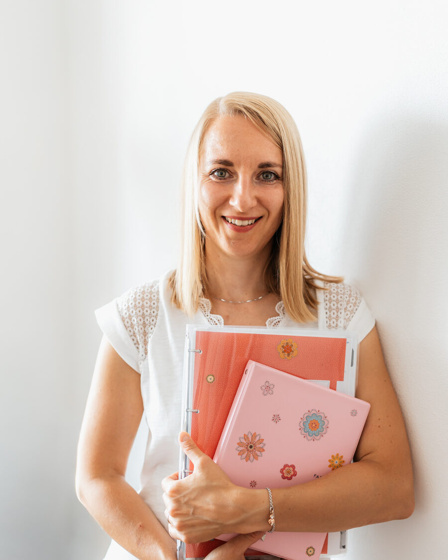 Romana Hubáčková s deskami metodických materiálů v náručí