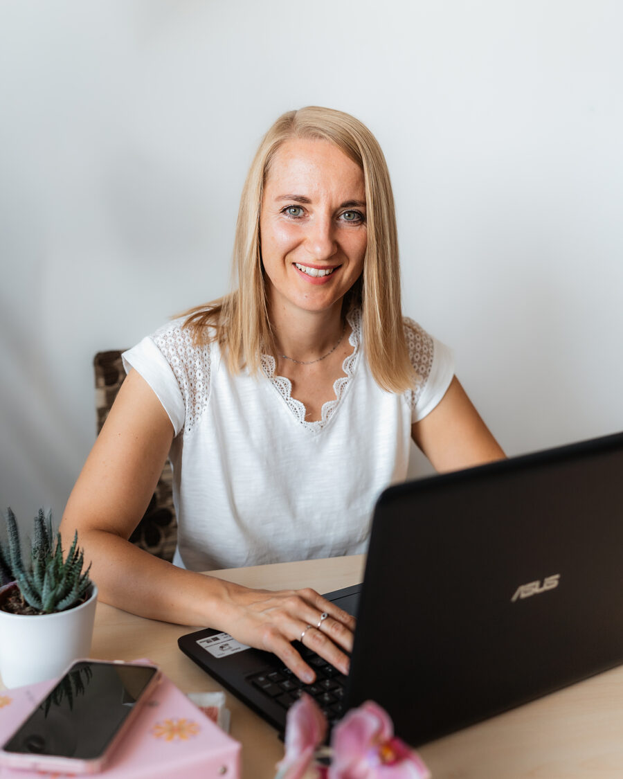 Romana Hubáčková, autorka OSV programu, u pracovního stolu s notebookem